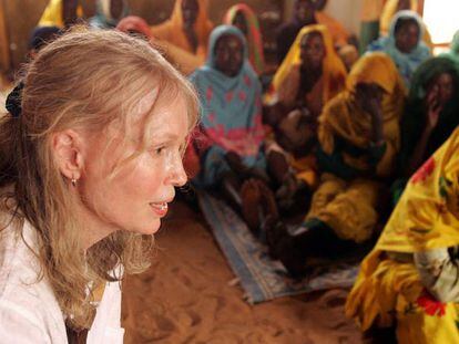 La actriz Mia Farrow visita un campo de refugiados en Darfur en junio de 2006.