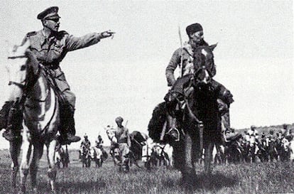 Amedeo Guillet al frente de su caballería nativa.
