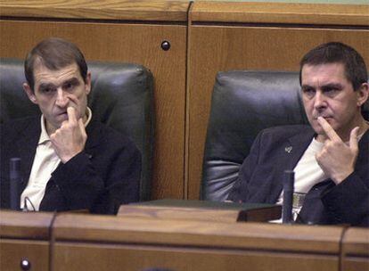 Josu Ternera (izquierda) y Arnaldo Otegi, en una imagen tomada en el Parlamento vasco en octubre de 2001.