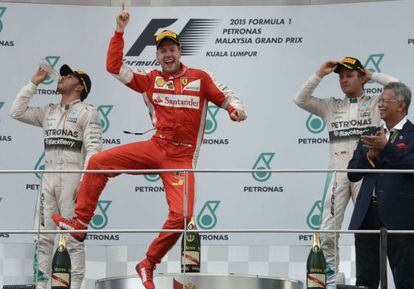 Vettel celebra su victoria en el Gran Premio de Malasia ante Hamilton y Rosberg
