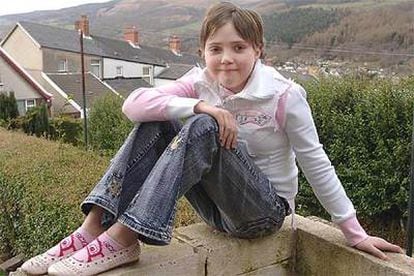 La pequeña Hannah Clark posaba el miércoles junto a su casa de Mountain Ash, en el sur de Gales.