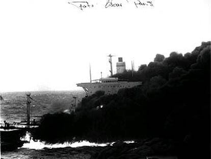 Imagen del naufragio del <b></b><i>Mar Egeo</i> en las costas gallegas en 1992.