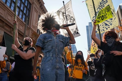 Un grupo de manifestantes bailan en el exterior del Centro de Convenciones de Filadelfia, donde se cuentan los votos, el 6 de noviembre.