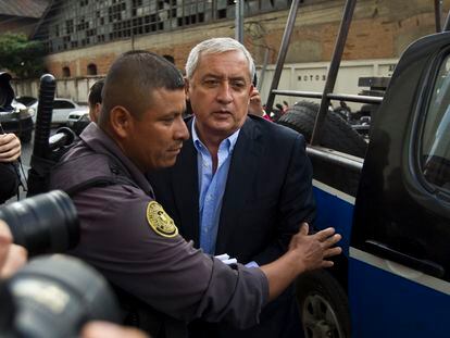 Otto Pérez Molina es escoltado a una audiencia en Ciudad de Guatemala, en junio de 2016.