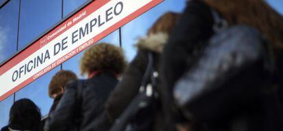 Mujeres en la cola de una oficina de empleo en Madrid.