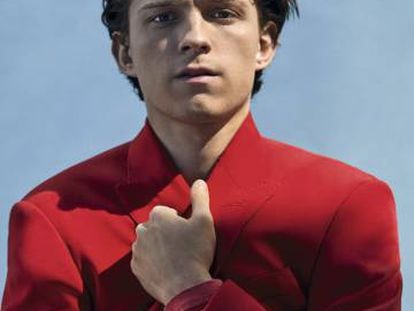 Acostumbrados a verle enfundado en el uniforme de Spiderman, no sorprende verle de rojo, en este caso, con traje Louis vuitton.