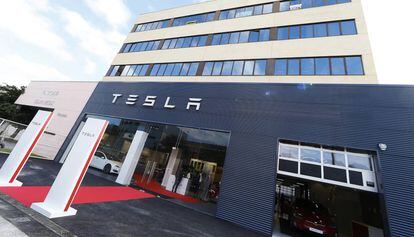 Inauguració de la primera botiga i taller de Tesla.