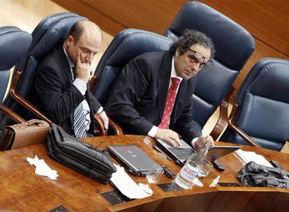 El socialista César Giner, a la derecha, presentó ayer un documento crítico a los dirigentes del partido. A su izquierda, Javier Gómez.