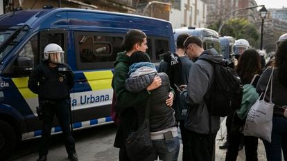 Efectivos de la Guardia Urbana desalojan un edificio de la Calle Montnegre 46 del barrio de Les Corts de Barcelona.