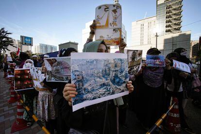 Manifestantes a favor de Palestina se reunían este viernes cerca de la embajada israelí en el centro de Tokio (Japón). 