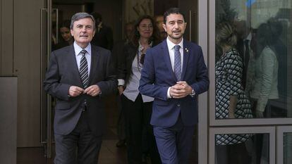El Secretario de Estado Pedro Saura (I) y el Conseller de Territorio de la Generalitat, Damia Calvet, en Barcelona.