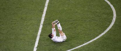 Bale, con calambres, haciendo estiramientos.