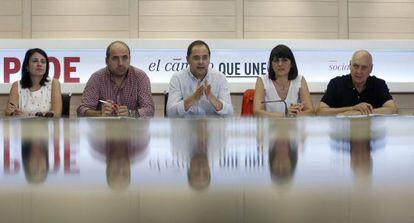 C&eacute;sar Luena (centro), durante la primera reuni&oacute;n del comit&eacute; electoral.