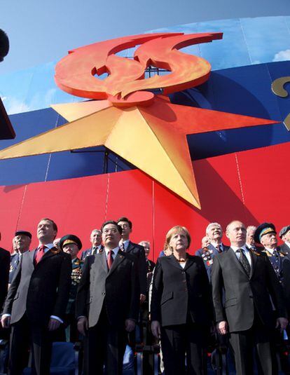 El presidente ruso, Dmitri Medvédev, el chino, Hu Jintao, la canciller alemana, Angela Merkel, y el primer ministro ruso, Vladímir Putin, durante el desfile militar celebrado en Moscú por el 65º aniversario de la victoria sobre la Alemania nazi.
