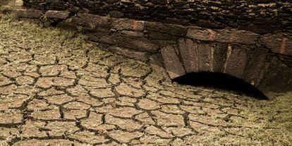Restos en el viejo pueblo de Portomarín, sumergido por Fenosa en las obras del embalse de Belesar.