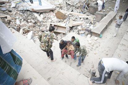 Trabajos de rescate de las ruinas de un inmueble en Katmandú.