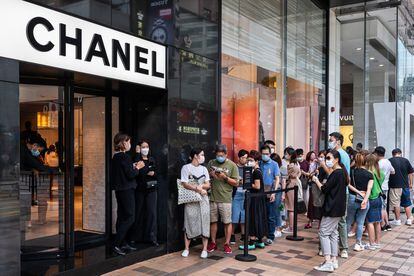 Colas en la entrada de una tienda de Chanel en Hong Kong el pasado diciembre