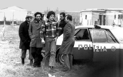 Pino Pelosi, en el lugar del crimen acompañado por la policía. 