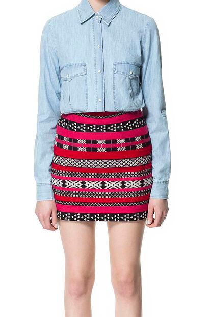 Mini falda ajustada a todo color de Zara (29,95 euros).