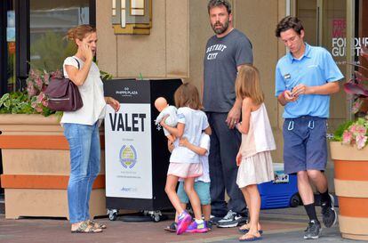 Jennifer Garner, Ben Affleck y sus tres hijos en Atlanta.
