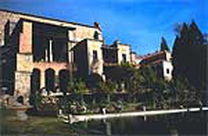 Fachada y jardín del palacio del monasterio de Yuste, (Cáceres) al que se retiró el emperador Carlos V en 1556 tras abdicar en su hijo Felipe II.
