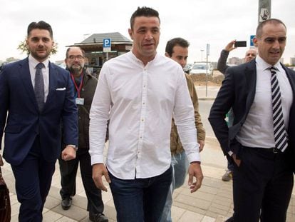 En el centro, con camisa blanca, David Serrano, a su llegada a los juzgados de Málaga.