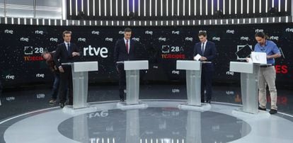 Pablo Casado, Pedro Sánchez, Albert Rivera y Pablo Iglesias, se preparan antes del comienzo del debate de RTVE.