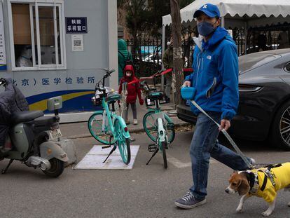 Un hombre pasa por delante de uno de los puntos de pruebas de covid en Pekín, este viernes.