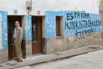 Salvador Ulayar, ante la puerta de su casa pintada por <b><i>abertzales</b></i> en Etxarri-Aranatz (Navarra), donde ETA asesinó a su padre en 1979.