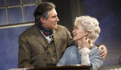 Gabriel Byrne y Jessica Lange en &#039;El largo viaje hacia la noche&#039;.