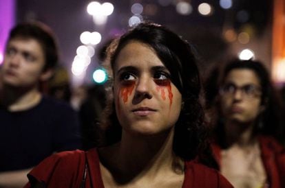 Lágrimas de sangre y dolor. Una estudiante protesta contra la elección de Jair Bolsonaro en San Pablo.