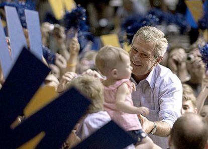 George W. Bush, ayer durante un mitin electoral en Virginia Occidental.