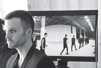 Kris Van Assche fotografiado el 26 de junio en el 'backstage' de su desfile para la temporada de verano 2011 de Dior Homme.