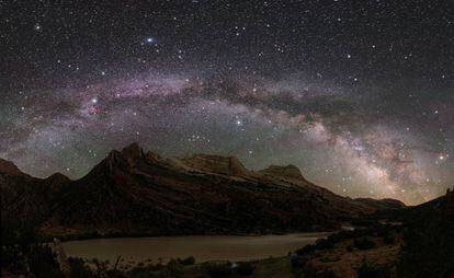 Así se ve la Vía Láctea y el resto del cielo en el monumento nacional de los dinosaurios, en el oeste de EE UU y lejos de cualquier ciudad.