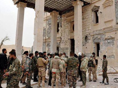 Soldados del Ejército sirio tras un combate en la ciudad de Palmira.