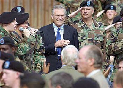 Donald Rumsfeld participa en una ceremonia militar en Colorado Springs.