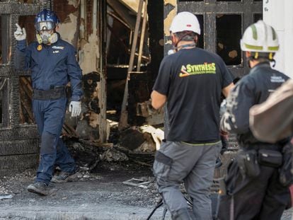 Un agente de la policía científica de Madrid da instrucciones a los trabajadores de una empresa de ingeniería forense, en la discotecas Teatre y Fonda Milagros, en Murcia el pasado 10 de octubre.