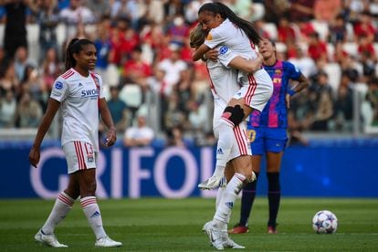 Las jugadoras del Lyon celebran el segundo gol del equipo francés, obra de la noruega Ada Hegerberg.
