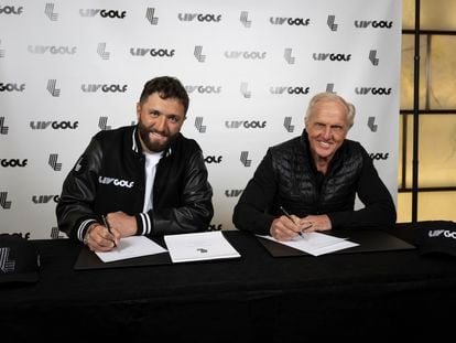 Jon Rahm (a la izquierda), firma su fichaje por LIV Golf junto al comisionado de la liga, Greg Norman, el pasado 7 de diciembre en Nueva York.