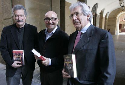 Baztarrika, entre Pedro Miguel Etxenike (derecha) y Jorge Giménez, quienes presentaron su libro.