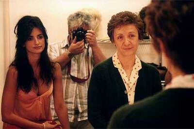 Penélope Cruz, a la izquierda, y Blanca Portillo, en una foto tomada por Pedro Almodóvar, que se refleja en el espejo.