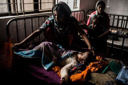 Una madre cuida de su hijo en la Unidad de Quemados del Dhaka Medical College Hospital. El DMCH se encuentra saturado y no está adecuadamente equipado para atender necesidades especiales.