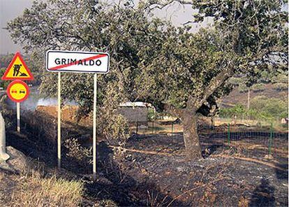 Fin del término municipal de Grimaldo (Cáceres), donde se ven los efectos del fuego que provocó la evacuación anoche de que más de 200 vecinos.