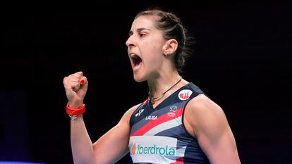 Carolina Marín celebra este domingo un punto en la final del Campeonato de Europa contra la escocesa Kirsty Gilmour, en la ciudad alemana de Saarbruecken.