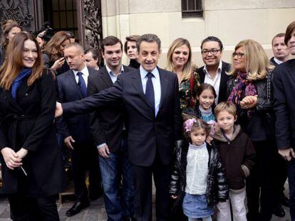 El presidente franc&eacute;s Nicolas Sarkozy (centro) al salir de votar hoy.