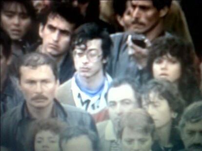 En su juventud militó en el Movimiento 19 de abril (M-19), una guerrilla urbana partícipe del conflicto armado interno de Colombia entre 1974 y 1990.
