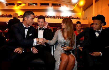 Lionel Messi i la seva parella, Antonella Roccuzzo, esperen que comenci la gala de lliurament de la Pilota d'Or 2015 amb Cristiano Ronaldo i Neymar al Kongresshaus de Zuric.