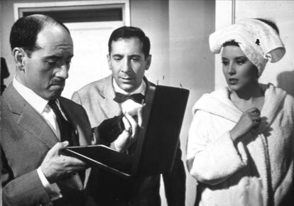 Desde la izquierda, José Luis López Vázquez, Alfredo Landa y Concha Velasco, en una escena de la película 'Casi un caballero', del director José María Forqué. 