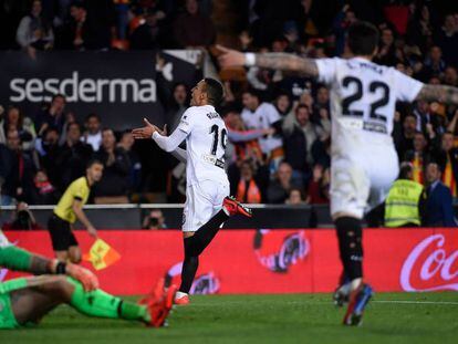 Rodrigo, en el centro, celebra el primer gol del Valencia.