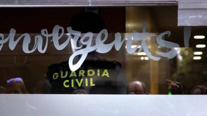 Agentes de la Guardia Civil durante el registro de la sede de CDC en Barcelona.